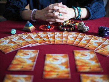 Tarot kartı sihirli okuma falcı büyücülük astroloji kehanet çingene kartı tahmini soyut semboller suluboya resim resim tasarımı seçici odaklanma