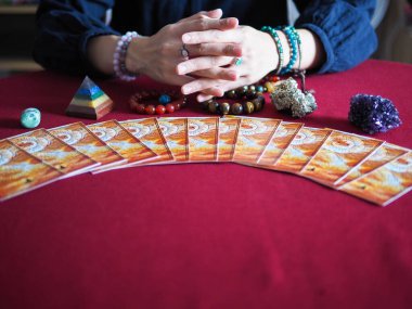 Tarot kartı sihirli okuma falcı büyücülük astroloji kehanet çingene kartı tahmini soyut semboller suluboya resim resim tasarımı seçici odaklanma