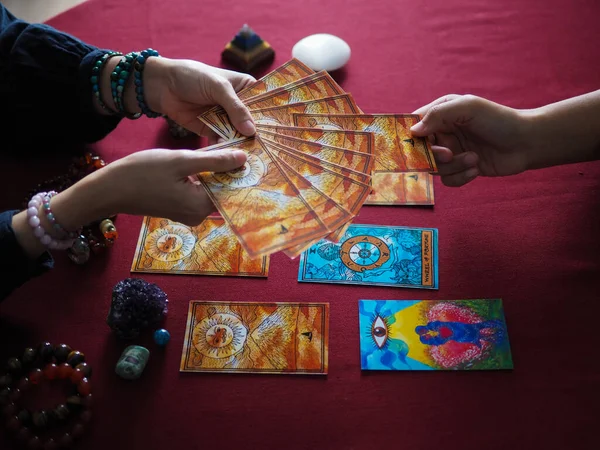 Tarot kartı sihirli okuma falcı büyücülük astroloji kehanet çingene kartı tahmini soyut semboller suluboya resim resim tasarımı seçici odaklanma