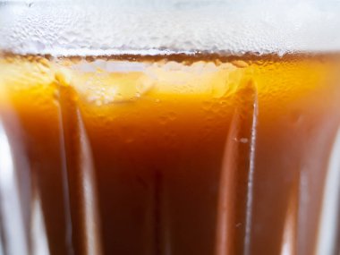 Amerikan kahvesi, siyah, soğuk, buzlu bardak, kafeinli kahve, espresso ve sabah kahvaltısı, rahatlama, yaşam tarzı, kahverengi arka plan seçilmiş odak noktası.