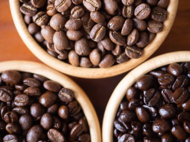 Kahverengi Arabika kahve çekirdeği rostosu. 3 seviyeden koyu tada kadar. Kafein espresso. Yiyecek içeceği Chiang Rai, Tayland kahvesi.