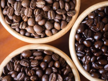 Kahverengi Arabika kahve çekirdeği rostosu. 3 seviyeden koyu tada kadar. Kafein espresso. Yiyecek içeceği Chiang Rai, Tayland kahvesi.