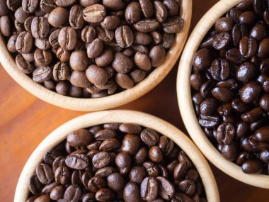 Kahverengi Arabika kahve çekirdeği rostosu. 3 seviyeden koyu tada kadar. Kafein espresso. Yiyecek içeceği Chiang Rai, Tayland kahvesi.
