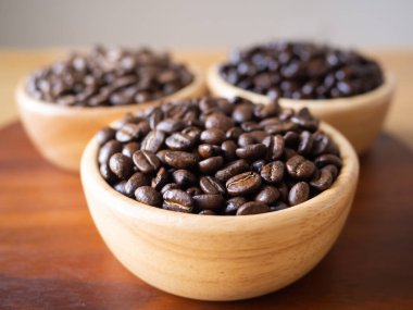 Kahverengi Arabika kahve çekirdeği rostosu. 3 seviyeden koyu tada kadar. Kafein espresso. Yiyecek içeceği Chiang Rai, Tayland kahvesi.