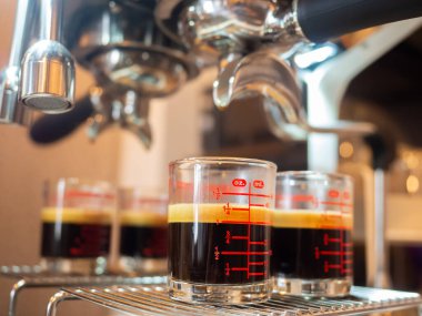 İki duble espresso, sıcak kahve krema aromalı kahve, cam bardak espresso kahve makinesi kahve makinesi taze kafein, kahve, barista kahvesi seçilmiş odak noktası.