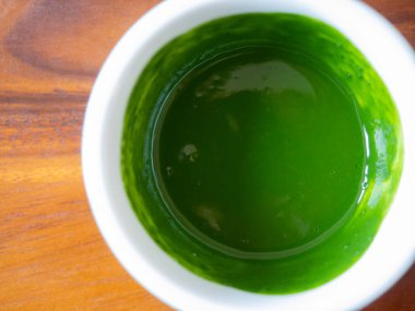 kibrit yeşil çay... sağlıklı organik kahve... kahve... kafein bardağı... kafein tozu... doğal kültür... geleneksel bitki karışımı... ahşap masa üstü görüşü... seçilmiş odak noktası...