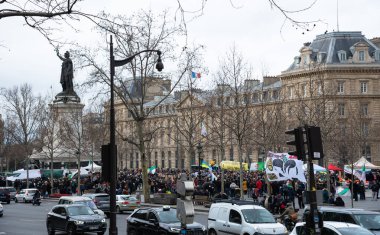 PARIS, FRANCE - 23 Şubat 2020: Cezayir 'deki siyasi kriz; Hirak hareketi gösterisi; Paris' teki Place de la Republique 'de halk özgür seçimleri, demokrasiyi, Cezayir' deki insan haklarını destekliyor.