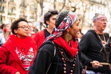 PARIS, FRANCE - 23 Şubat 2020: Batala grubu Paris 'teki geleneksel Karnaval' da bateri çalıyor. Renkli Karnaval de Paris, 16. yüzyıldan itibaren başlayan yıllık bir olaydır..