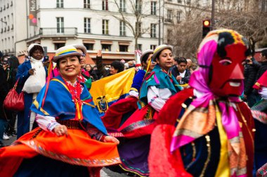 PARIS, FRANCE - 23 Şubat 2020: Paris 'teki geleneksel Karnaval' da Ekvador Halk Yürüyüşü. Renkli Karnaval de Paris, 16. yüzyıldan itibaren başlayan yıllık bir olaydır..