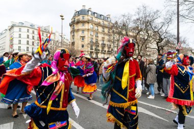 PARIS, FRANCE - 23 Şubat 2020: Paris 'teki geleneksel Karnaval' da Ekvador Halk Yürüyüşü. Renkli Karnaval de Paris, 16. yüzyıldan itibaren başlayan yıllık bir olaydır..