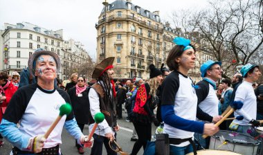 PARIS, FRANCE - 23 Şubat 2020: BatucActive Group Paris 'teki geleneksel Karnaval' da davul ve perküsyon çalıyor. Renkli Karnaval de Paris, 16. yüzyıldan itibaren başlayan yıllık bir olaydır..