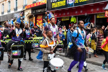 PARIS, FRANCE - 23 Şubat 2020: Paris 'teki geleneksel Karayip Karnavalı sırasında sokakta Karibean vybz (K' RA VYBZ) grubunun davulcuları ve dansçıları. Renkli Paris Karnavalı yıllık etkinliktir.