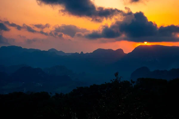 Piękny Krajobraz Górach Wschodzie Słońca — Zdjęcie stockowe