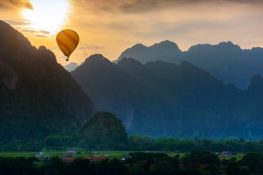 Vang Vieng, Laos 'taki sıcak hava balonu, Vang Vieng, Laos' taki Nam Song Nehri üzerindeki güzel manzara.