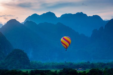 Vang Vieng, Laos 'taki sıcak hava balonu, Vang Vieng, Laos' taki Nam Song Nehri üzerindeki güzel manzara.