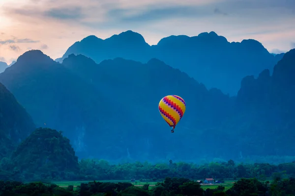 Luchtballon Vang Vieng Laos Prachtig Landschap Aan Rivier Nam Song — Stockfoto