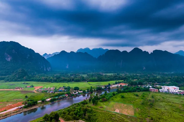 Heißluftballon Schwebt Über Dem Nebelberg Vang Vieng Laos — Stockfoto