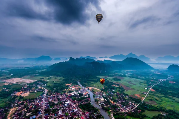 Ballon Air Chaud Flottant Dessus Montagne Brumeuse Vang Vieng Laos — Photo