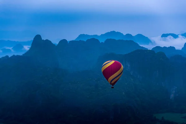 Warme Lucht Ballon Zweven Misty Mountain Vang Vieng Laos — Stockfoto