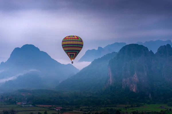 Warme Lucht Ballon Zweven Misty Mountain Vang Vieng Laos — Stockfoto