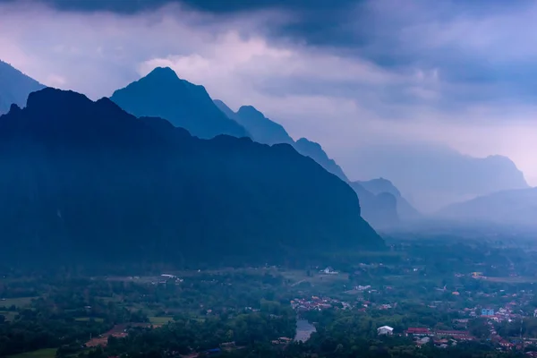 Schatten Spendende Berge Durch Den Morgendlichen Blauen Nebel Gesehen — Stockfoto