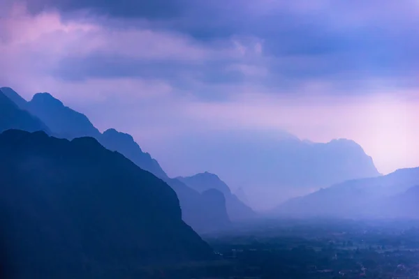 Munții Umbriți Văzuți Prin Ceața Albastră Dimineață — Fotografie, imagine de stoc
