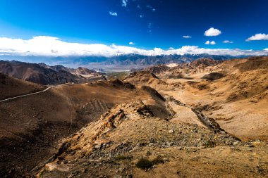 Leh Hindistan 'ın manzarası. Arkaplan Himalayalar..
