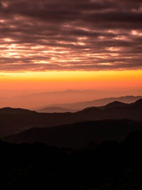 Doi Inthanon Milli Parkı, Tayland güneş doğarken.