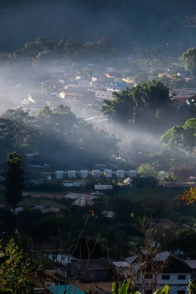雾笼罩了山谷中的村庄 图库图片