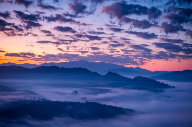 Dağların siluetleri rengarenk sislerin arasından görülebilir sabahları