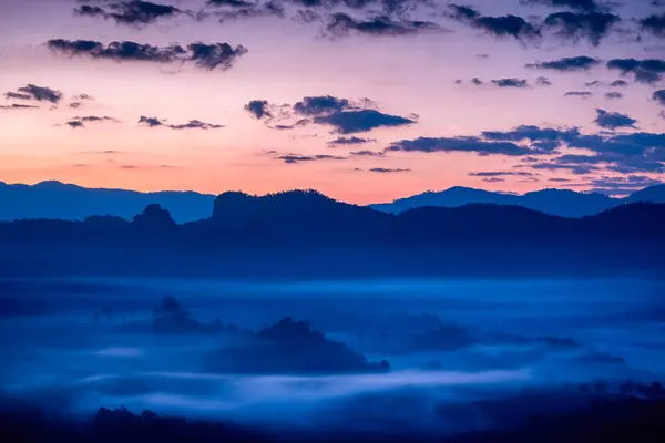 Siluetas Montañas Visibles Través Niebla Colorida Mañana Imagen De Stock