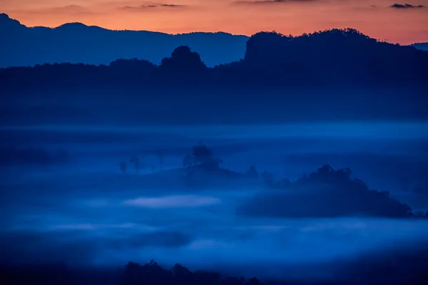 Силуэты Гор Видны Сквозь Яркий Туман Утром Лицензионные Стоковые Фото
