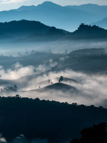 Raios Sol Manhã Através Nevoeiro Nas Montanhas Imagens De Bancos De Imagens