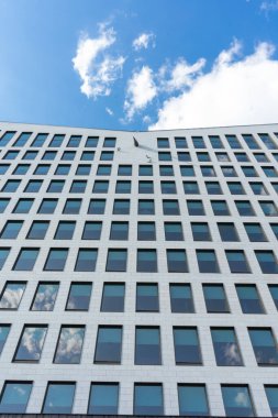 Birçok küçük penceresi olan bir binanın ön cephesine bakıyorum. Binaya bak.