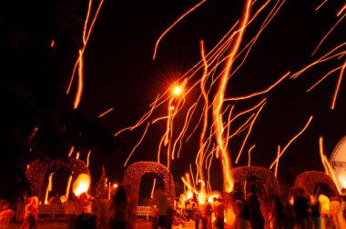 Uçan fenerlerle hafif boya bir festival. Hareket bulanıklığı. Gece sahnesi.