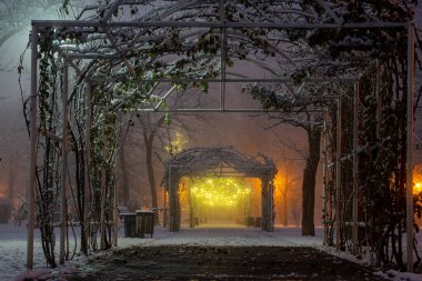 Tırmanma tesisleri için aydınlatılmış metal kafes kemerleri. Kış gecesi sahnesi.