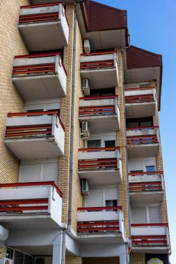 Düz bir binanın dış görünüşü