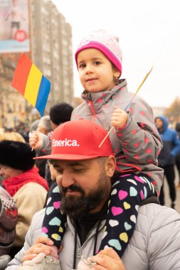 Timisoara, Romanya - 01 Aralık 2018: Romanya Ulusal Günü geçit töreninde bayrağı olan çocuk