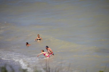 2 Mai, Romanya - 07 Ağustos 2020: İnsanlar plajda yüzüyor
