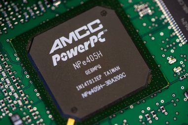 Timisoara, Romanya - 05 Haziran 2020: Bir AMCC PowerPC NPe405H 32-bit RISC işlemcisine yakın plan. Elektronik bileşenler