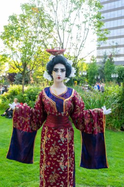 Timisoara, Romanya - 05 Eylül 2021: CheckArt festivalinde bir geyşanın portresi