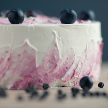 Taştan arka planda yaban mersiniyle süslenmiş peynirli orijinal pasta. Doğal gün ışığı. Kapatın. Kapalı çekim