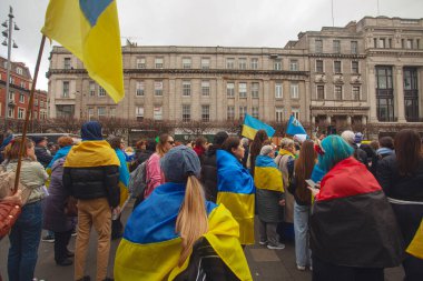 Dublin, Co. Dublin, İrlanda - 24 Şubat 2023 - Ukraynalılar ve destekçiler mitinge katıldı. Rusya 'nın Ukrayna' yı işgalinin birinci yıldönümü. GPO yakınlarındaki O 'Connell Caddesi.