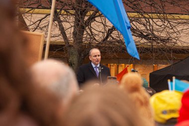 Dublin, Co. Dublin, İrlanda - 24 Şubat 2023 - Ukraynalılar ve destekçiler mitinge katıldı. Rusya 'nın Ukrayna' yı işgalinin birinci yıldönümü. GPO yakınlarında O 'Connell Caddesi. Tanaiste 'nin konuşması, Savunma Bakanı, Dışişleri Bakanı Micheal Martin, F lideri.