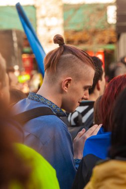 Dublin, Co. Dublin, İrlanda - 24 Şubat 2023 - Ukraynalılar ve destekçiler mitinge katıldı. Rusya 'nın Ukrayna' yı işgalinin birinci yıldönümü. GPO yakınlarında O 'Connell Caddesi. Geleneksel vyshyvanka giyen çocuk