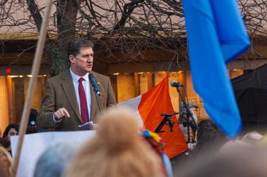 Dublin, Co. Dublin, İrlanda - 24 Şubat 2023 - Ukraynalılar ve destekçiler mitinge katıldı. Rusya 'nın Ukrayna' yı işgalinin birinci yıldönümü. GPO yakınlarında O 'Connell Caddesi. Çevre Bakanı, Yeşil Parti lideri Eamon Ryan 'ın konuşması