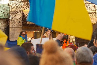 Dublin, Co. Dublin, İrlanda - 24 Şubat 2023 - Ukraynalılar ve destekçiler mitinge katıldı. Rusya 'nın Ukrayna' yı işgalinin birinci yıldönümü. GPO yakınlarında O 'Connell Caddesi. Müzik konseri