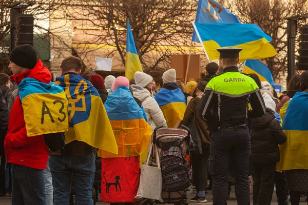 都柏林 爱尔兰都柏林 2023年2月24日 乌克兰人和支持者的集会 俄罗斯入侵乌克兰一周年纪念日 靠近Gpo的O Connell街 — 图库照片