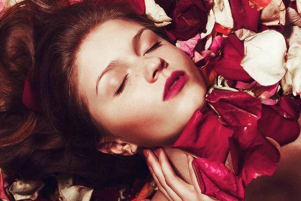 Uyuyan Güzel Konsepti Mor Dudaklı Solmuş Gül Yapraklarının Üzerinde Duran — Stok fotoğraf
