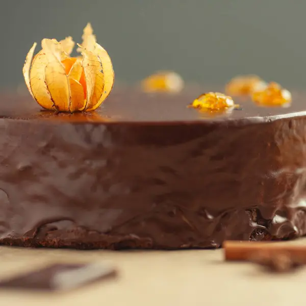 Bageri Godisbutikskoncept Närbild Fantastisk Chokladkaka Med Orange Fyllning Naturligt Ljus — Stockfoto